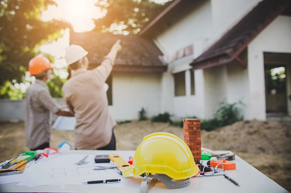 8-Things-to-Watch-Out-for-When-Hiring-an-Exterior-Contractor-01